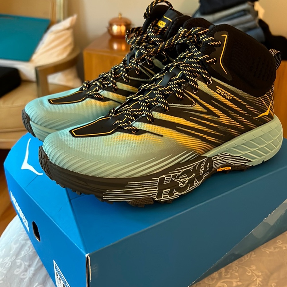 NWT Hoka Speedgoat Mid 2 GTX 🤩 8.5